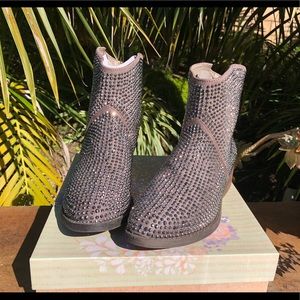 Very G - Blinged Out size 8 colorway Taupe